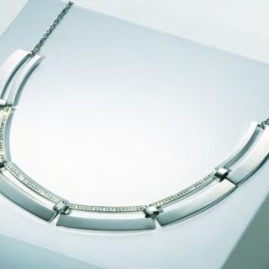 Victoria halsband i silverfärg med vita stenar