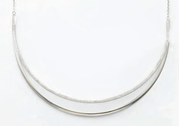 Victoria silverfärgat halsband med vit månformad sten