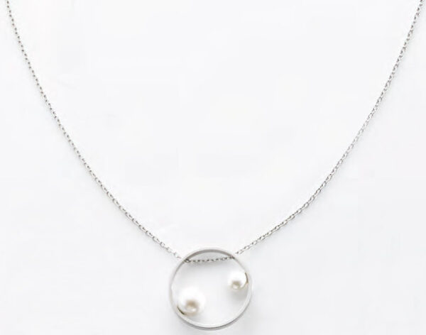 Victoria silverfärgat halsband med vita pärlor 45 cm