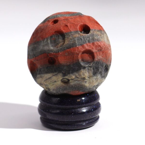 Planet på ett Stativ av Aventuringlas - Röd Jaspis - 40mm (30x15mm stativ)