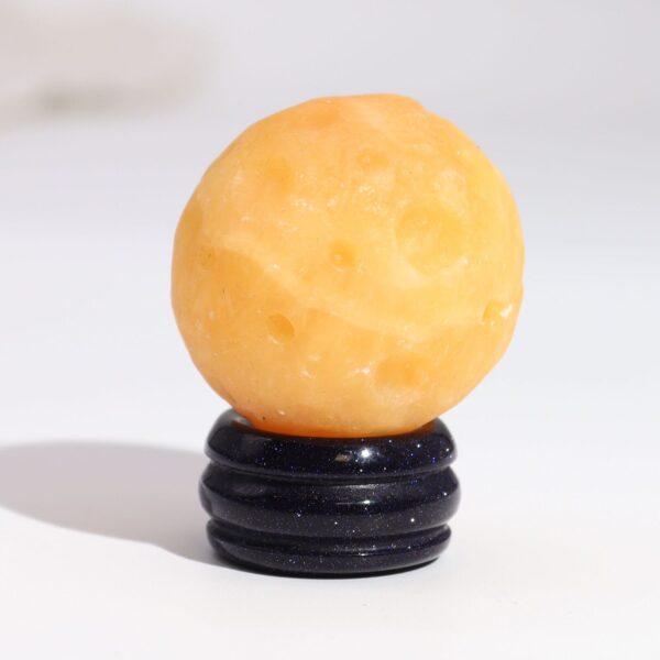 Planet på ett Stativ av Aventuringlas - Gul Jade - 40mm (30x15mm stativ)